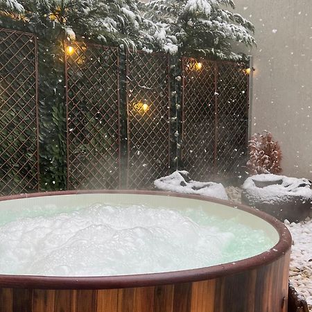 Apartamento Downtown Hidden Garden With Jacuzzi In Bucarest Exterior foto
