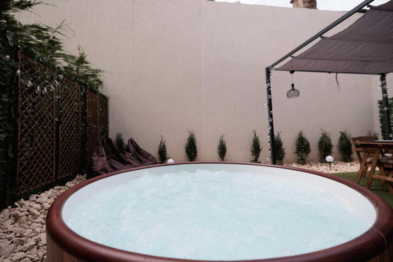 Apartamento Downtown Hidden Garden With Jacuzzi In Bucarest Exterior foto