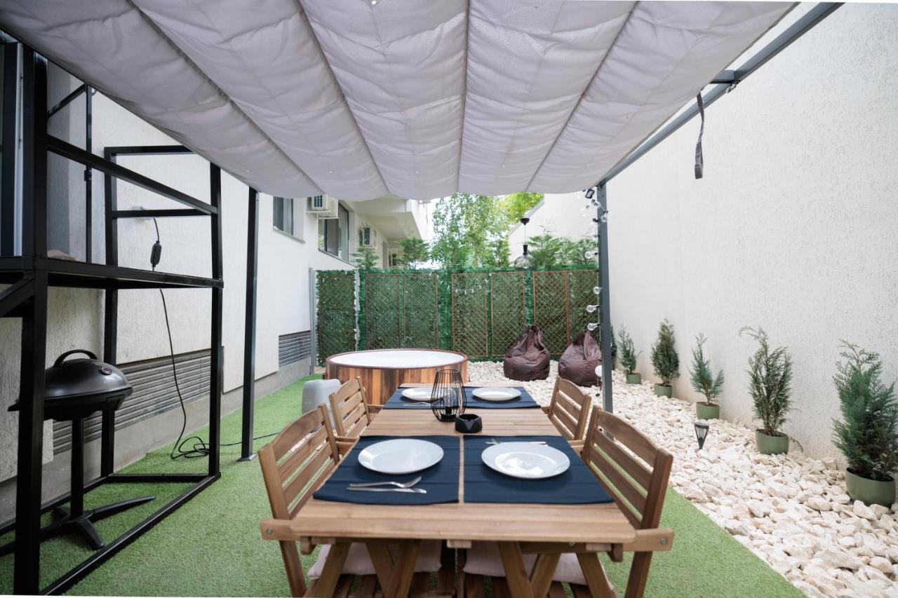 Apartamento Downtown Hidden Garden With Jacuzzi In Bucarest Exterior foto