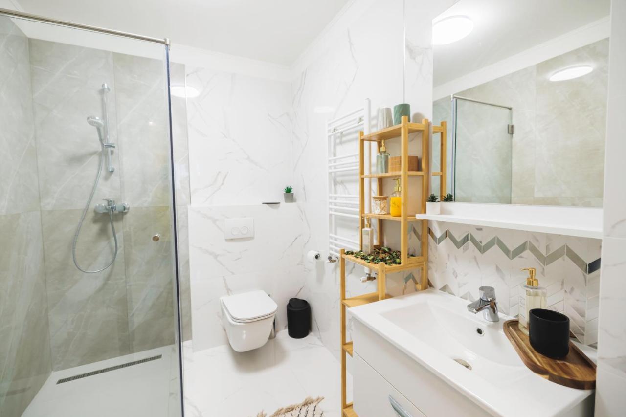 Apartamento Downtown Hidden Garden With Jacuzzi In Bucarest Exterior foto
