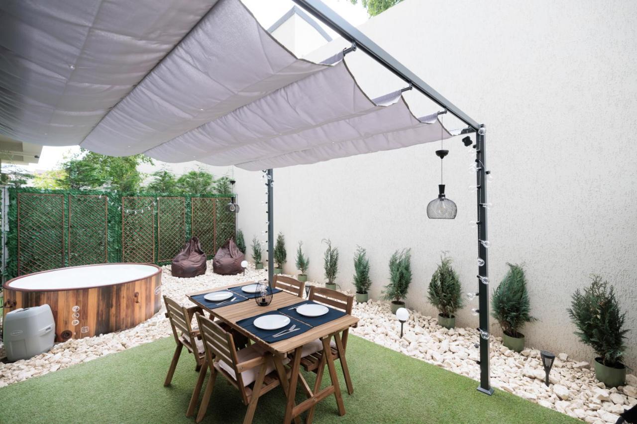 Apartamento Downtown Hidden Garden With Jacuzzi In Bucarest Exterior foto