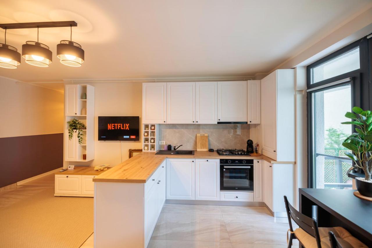 Apartamento Downtown Hidden Garden With Jacuzzi In Bucarest Exterior foto