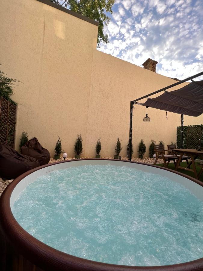 Apartamento Downtown Hidden Garden With Jacuzzi In Bucarest Exterior foto