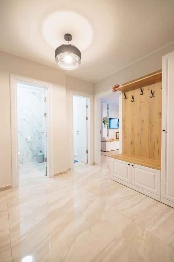 Apartamento Downtown Hidden Garden With Jacuzzi In Bucarest Exterior foto