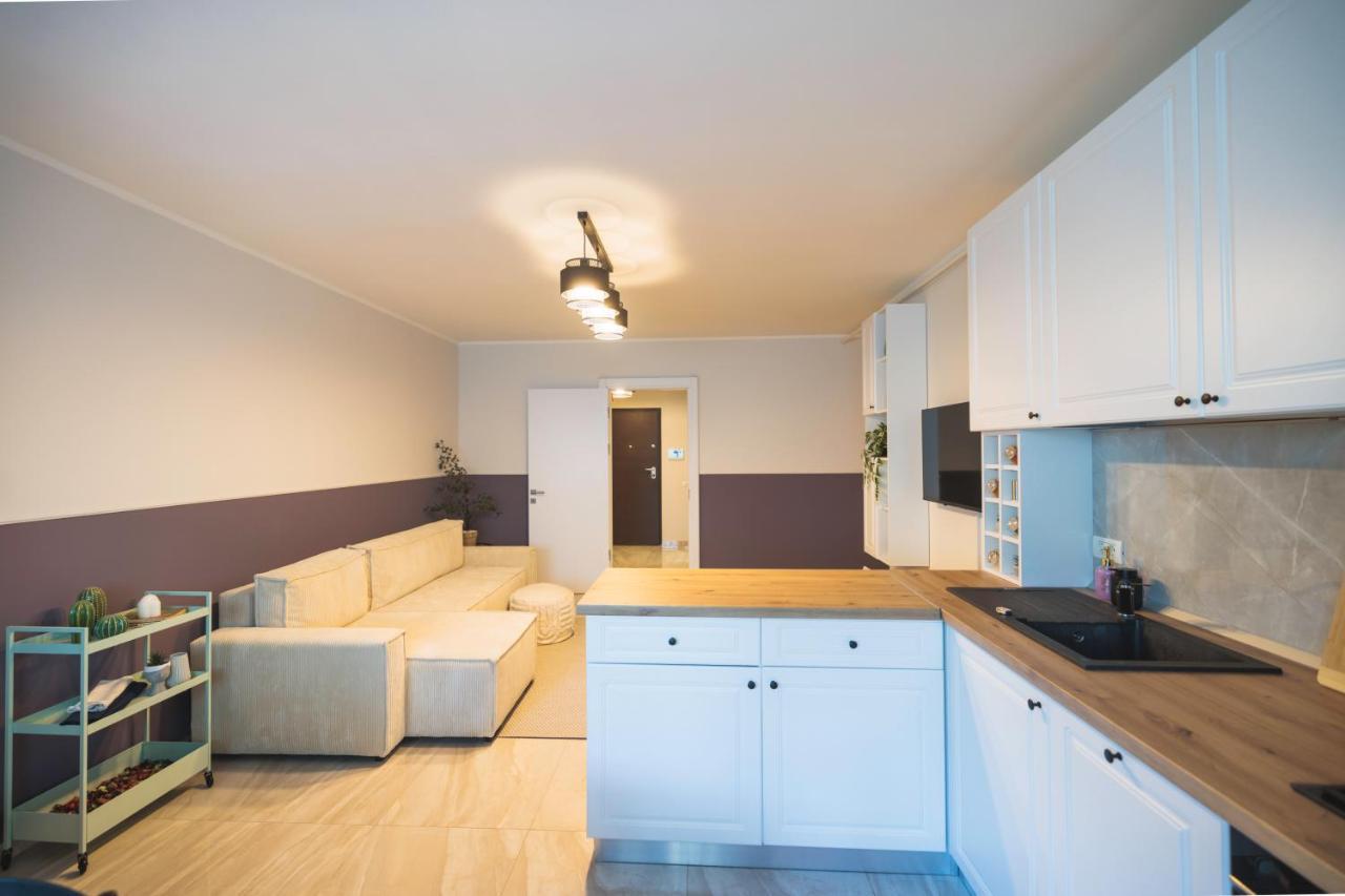 Apartamento Downtown Hidden Garden With Jacuzzi In Bucarest Exterior foto