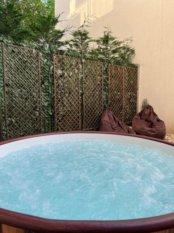 Apartamento Downtown Hidden Garden With Jacuzzi In Bucarest Exterior foto