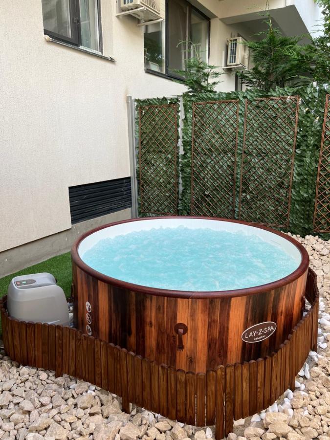 Apartamento Downtown Hidden Garden With Jacuzzi In Bucarest Exterior foto