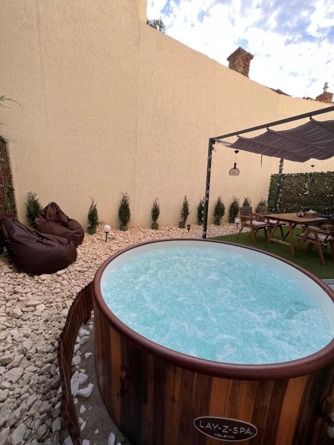 Apartamento Downtown Hidden Garden With Jacuzzi In Bucarest Exterior foto