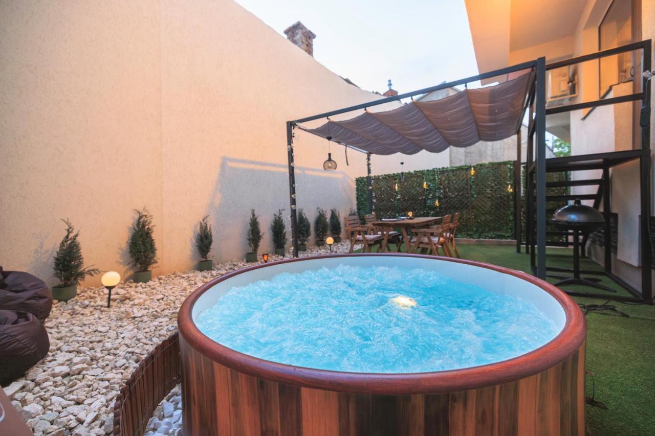 Apartamento Downtown Hidden Garden With Jacuzzi In Bucarest Exterior foto