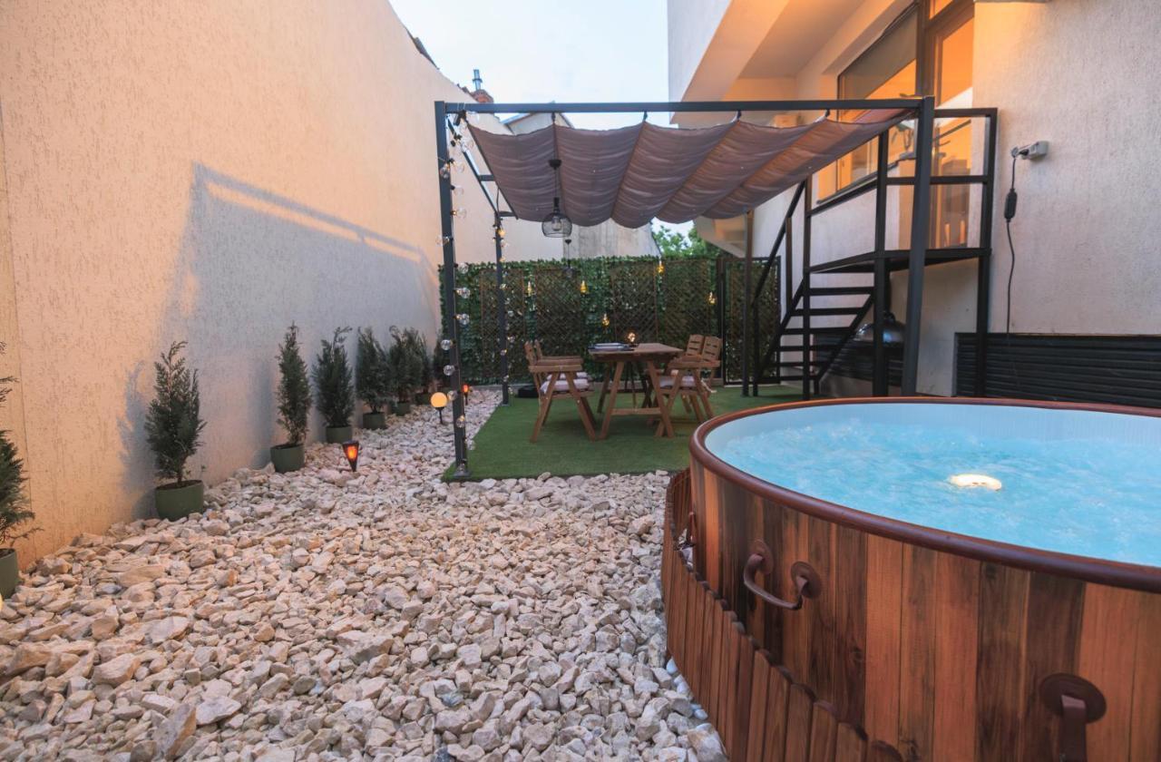 Apartamento Downtown Hidden Garden With Jacuzzi In Bucarest Exterior foto