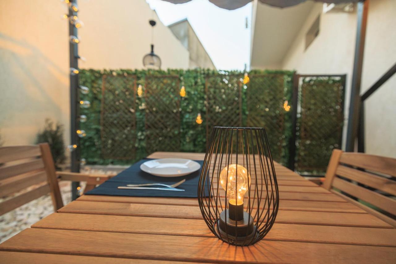 Apartamento Downtown Hidden Garden With Jacuzzi In Bucarest Exterior foto