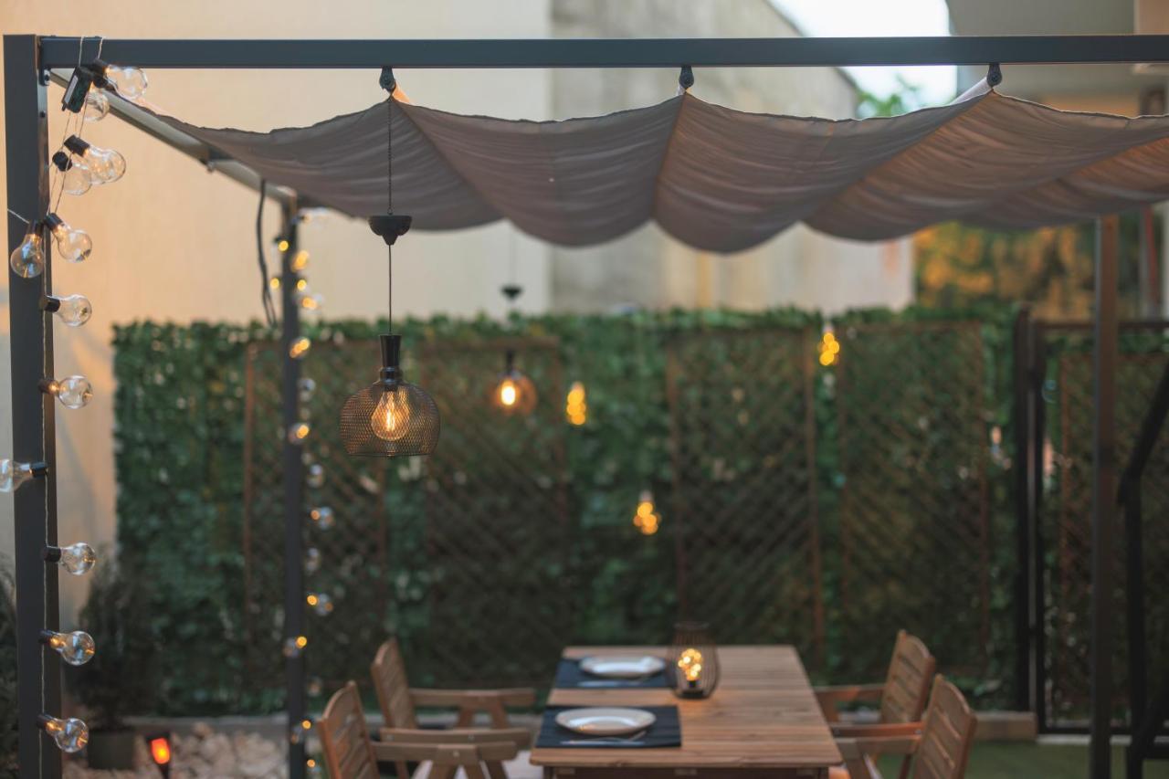 Apartamento Downtown Hidden Garden With Jacuzzi In Bucarest Exterior foto