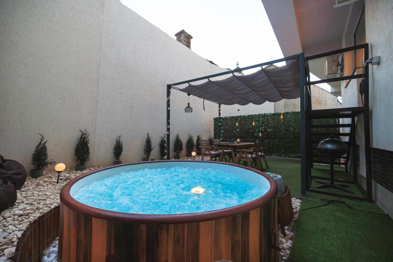 Apartamento Downtown Hidden Garden With Jacuzzi In Bucarest Exterior foto