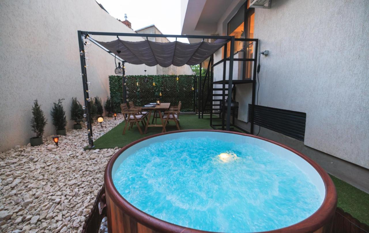 Apartamento Downtown Hidden Garden With Jacuzzi In Bucarest Exterior foto