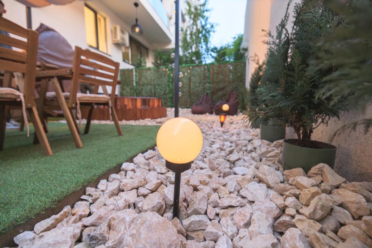 Apartamento Downtown Hidden Garden With Jacuzzi In Bucarest Exterior foto
