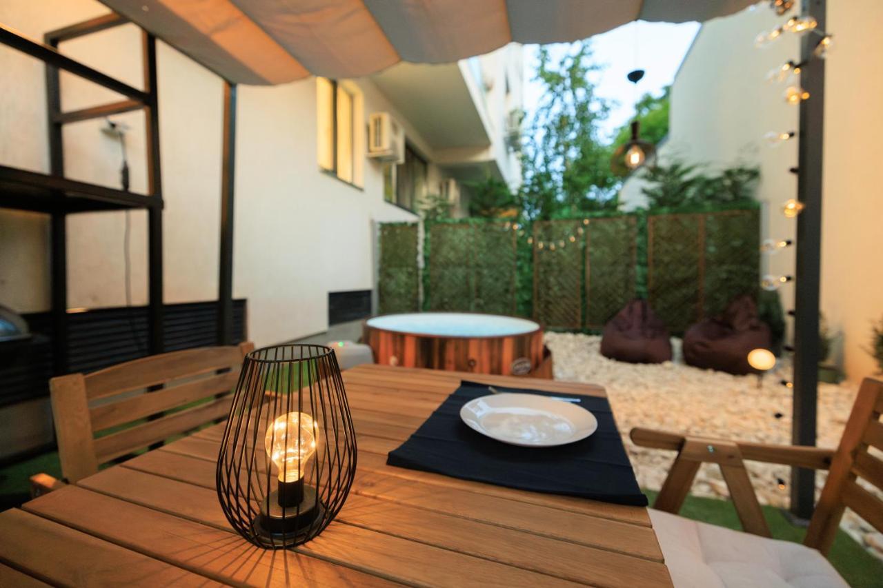 Apartamento Downtown Hidden Garden With Jacuzzi In Bucarest Exterior foto