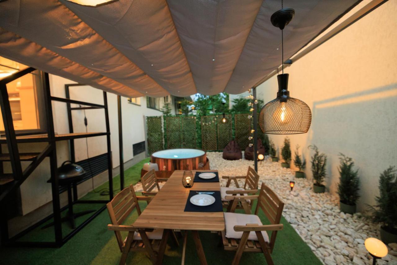 Apartamento Downtown Hidden Garden With Jacuzzi In Bucarest Exterior foto