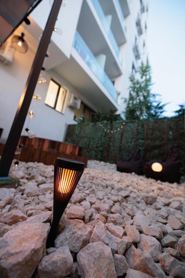 Apartamento Downtown Hidden Garden With Jacuzzi In Bucarest Exterior foto
